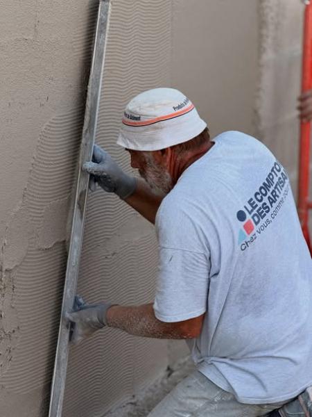 Fissures, humidité, enduit abîmé : découvrez quand et pourquoi rénover la façade de votre maison et les travaux possibles en Charente-Maritime.