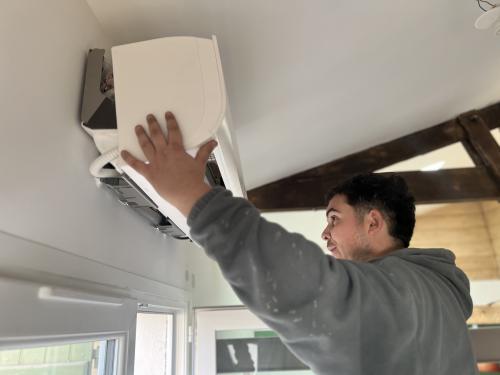 Comment préparer son chauffage avant l'hiver ? Entretien, dépannage, remplacement de chaudière et pompe à chaleur : les conseils du Comptoir des Artisans.