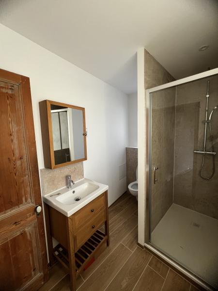Découvrez comment préparer vos murs, choisir votre peinture et organiser les finitions pour réussir vos travaux de peinture intérieure.