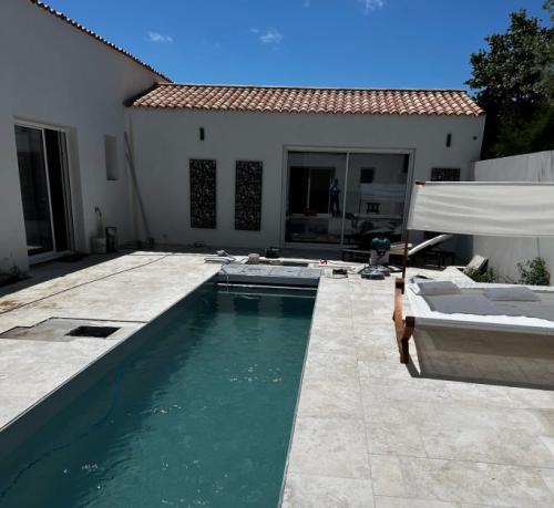 Pisciniste expert en rénovation extérieure - Charente maritime : création, rénovation et entretien de piscines, margelles et aménagements autour de l’eau. Demandez un devis personnalisé avec Comptoir des Artisans pour votre projet de piscine