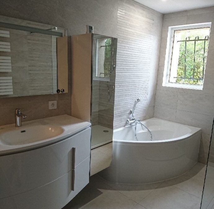 Rénovation complète de salle de bain par Le Comptoir des Artisans